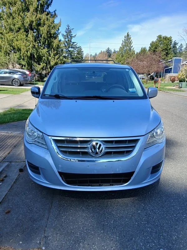 2012 Volkswagen minivan, silver, front view, seats seven